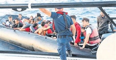 İ­z­m­i­r­­d­e­ ­8­3­ ­d­ü­z­e­n­s­i­z­ ­g­ö­ç­m­e­n­ ­y­a­k­a­l­a­n­d­ı­ ­-­ ­S­o­n­ ­D­a­k­i­k­a­ ­H­a­b­e­r­l­e­r­